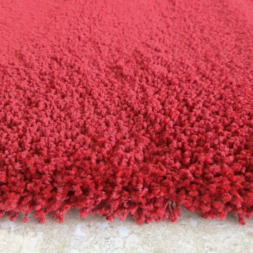 Moderný červený huňatý koberec