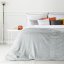 Hellgraue Decke mit strukturiertem Muster