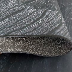 Jednoduchý čierny koberec so zaujímavým detailom