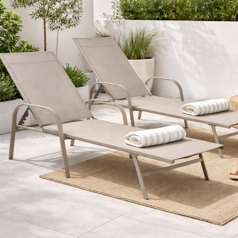 Béžové zahradní lehátko s nastavitelným opěradlem - ideální pro relaxaci