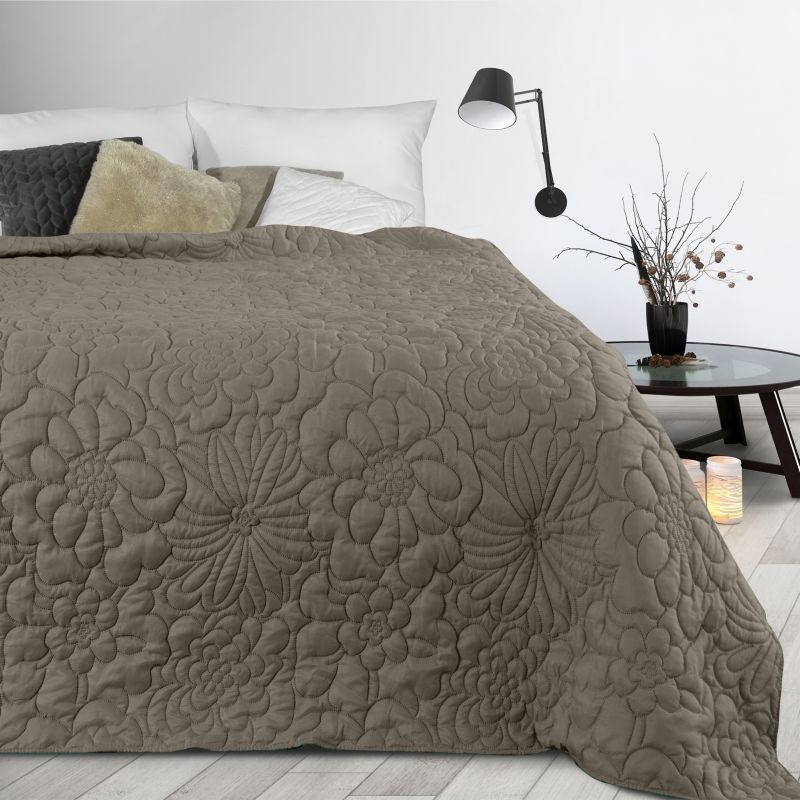 Béžový jednobarevný přehoz na postel s motivem květů