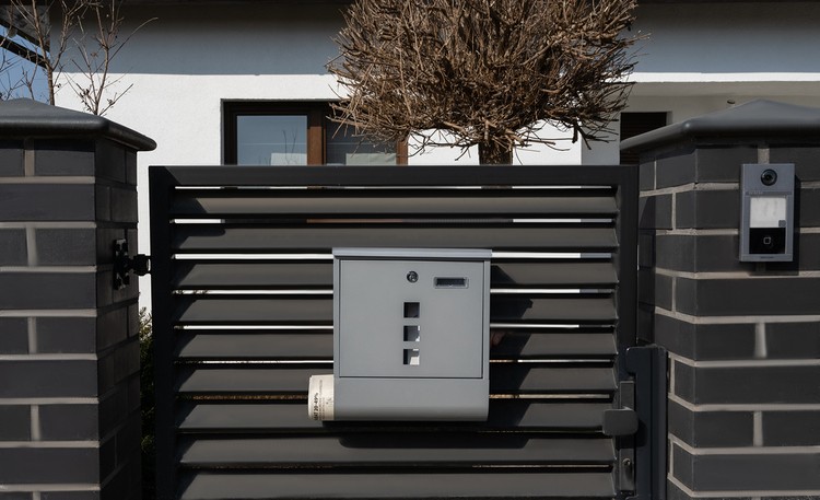 Briefkasten in Grau