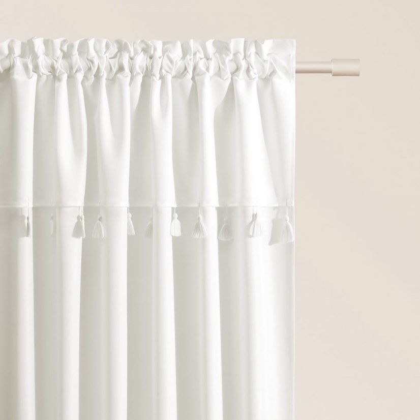 Biely záves Astoria so strapcami na riasiacej páske 140 x 250 cm