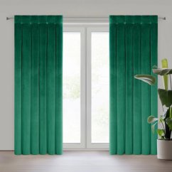 Zelený zamatový záves s ozdobným prešívaním a gombíkmi v hornej časti