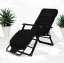 Záhradné lehátko s čiernym rámom a vankúšom