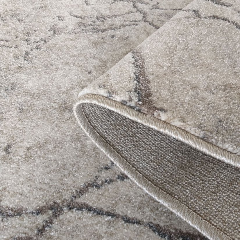 Bézs színű szőnyeg absztrakt mintával