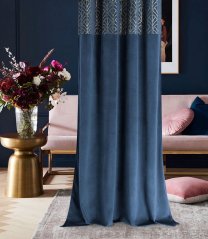 Elegantný tmavomodrý zatemňujúci záves so striebornými kruhmi 140x280 cm Elegantný tmavomodrý zatemňujúci záves so striebornými kruhmi 140x280 cm