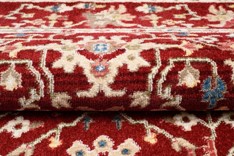Prekrasan crveni tepih u vintage stilu