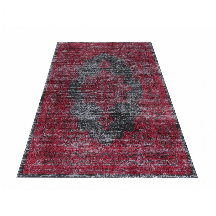 Vzorovaný koberec červenej farby 