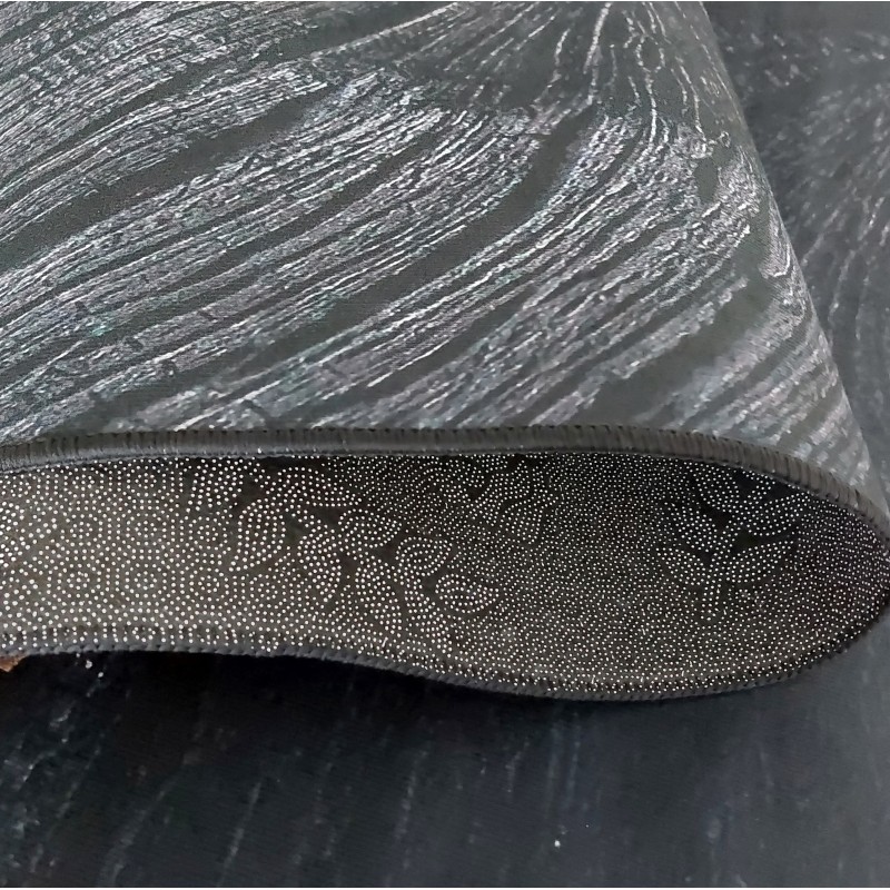 Jednoduchý čierny koberec so zaujímavým detailom