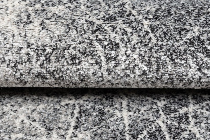 Sivý dizajnový koberec s jemným vzorom