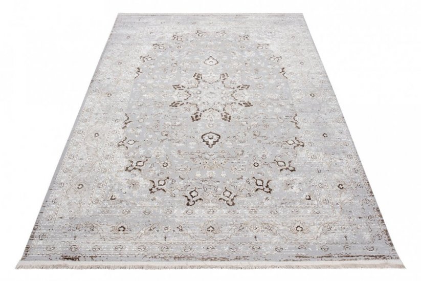 Светъл бяло-сив килим с винтидж дизайн и шарки