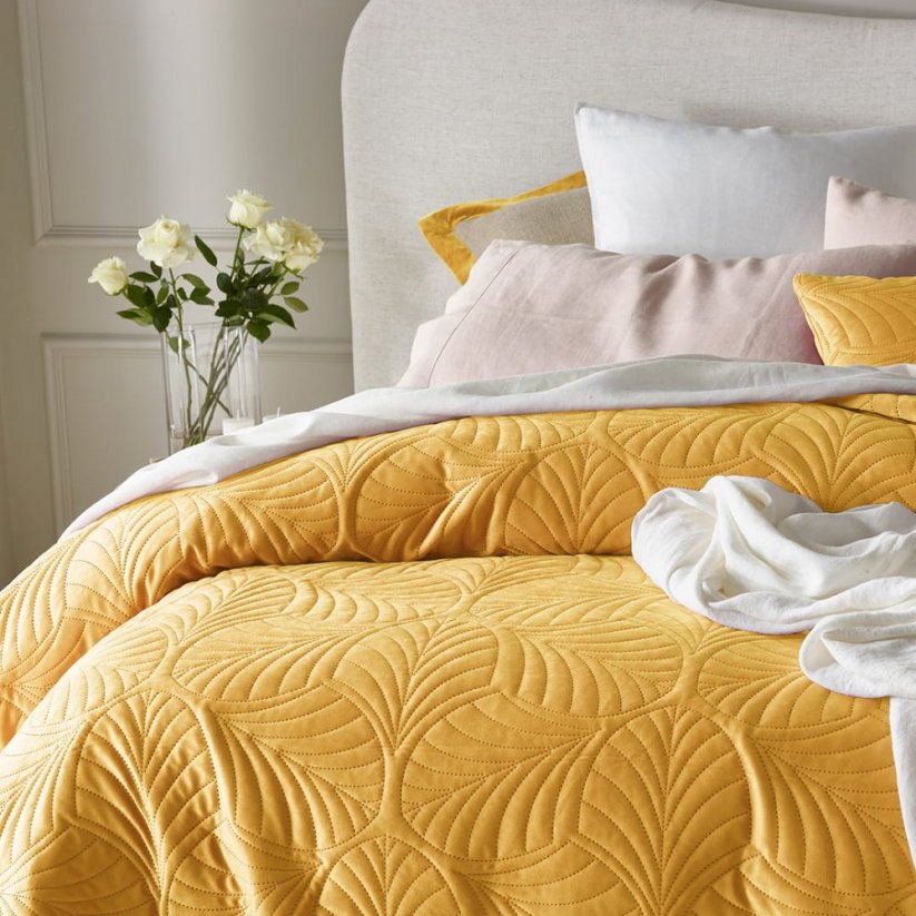 Cuvertură de pat din catifea galbenă Feel 240 x 260 cm
