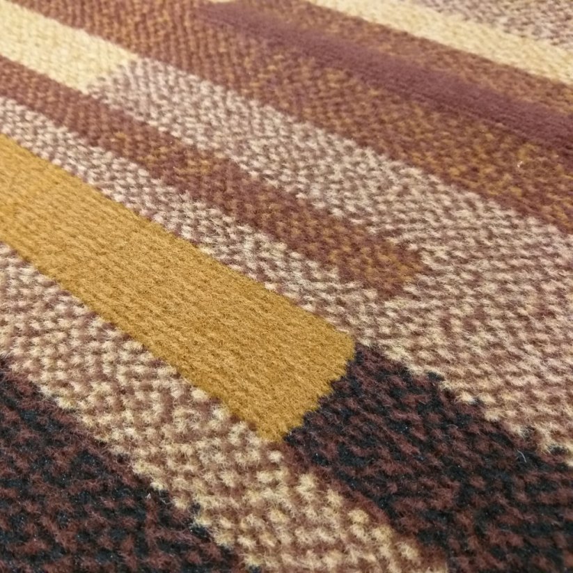 Оригинален кафяв килим в семпъл стил