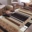 Béžovy elegantný koberec do obývačky s hnedými vzormi