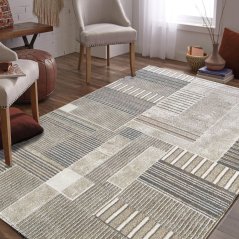 Béžový koberec s geometrickými vzory 