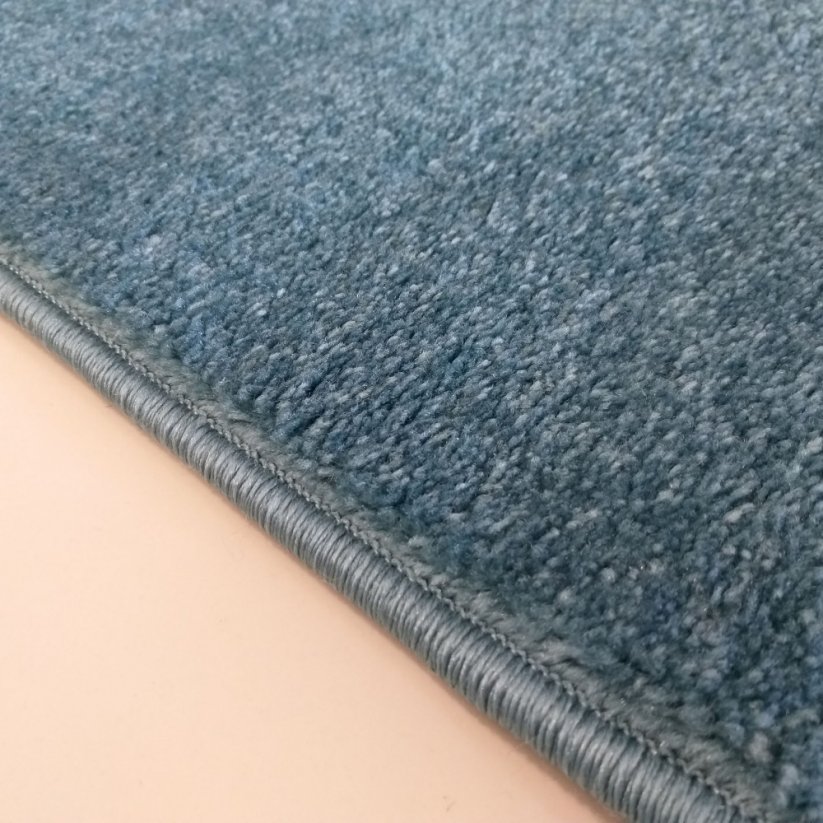 Modrý jednofarebný koberec