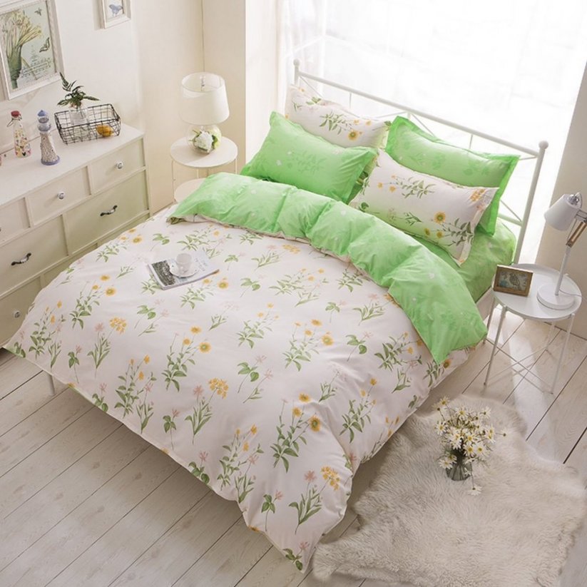 Zöld, kétoldalas ágynemű virágmotívummal