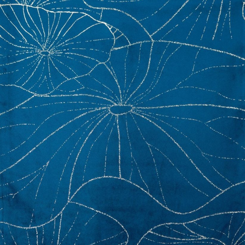 Zamatový stredový obrus modrej farby s kvetinovou potlačou