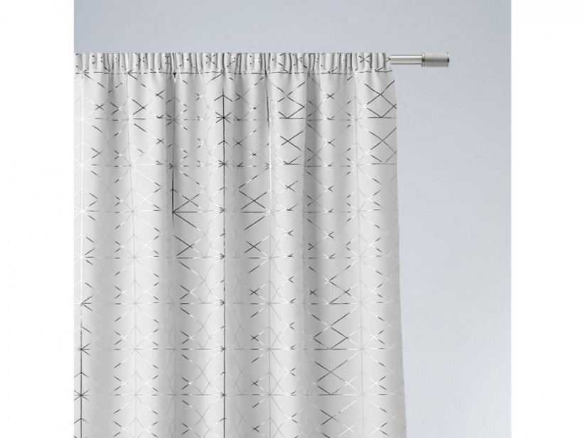Elegantný biely záves na riasiacu pásku so strieborným geometrickým vzorom 140 x 260 cm