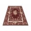 Červený kvetinový koberec vo vintage štýle