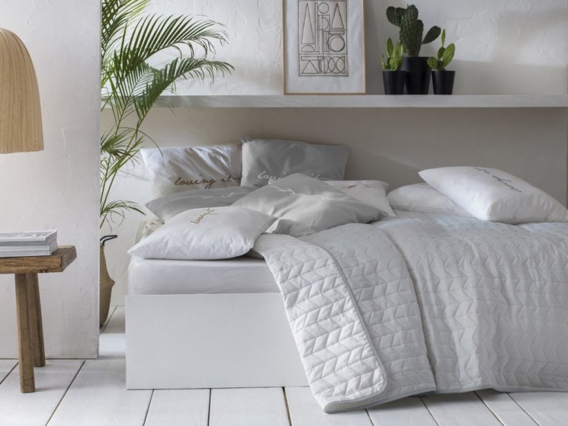 Elegantný prehoz na posteľ v bielej a sivej farbe