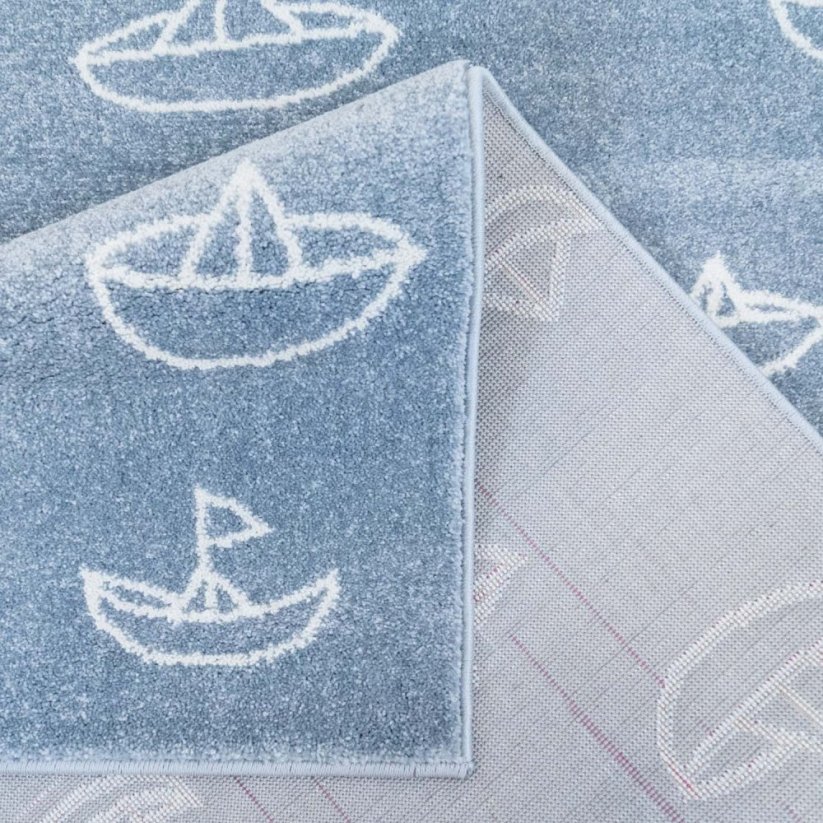 Качествен син килим за детска стая с лодки в морето