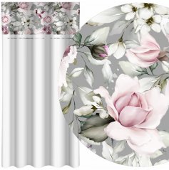 Jednoduchý bílý závěs s potiskem růžových pivoněk