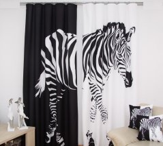 Tende in bianco e nero con una zebra