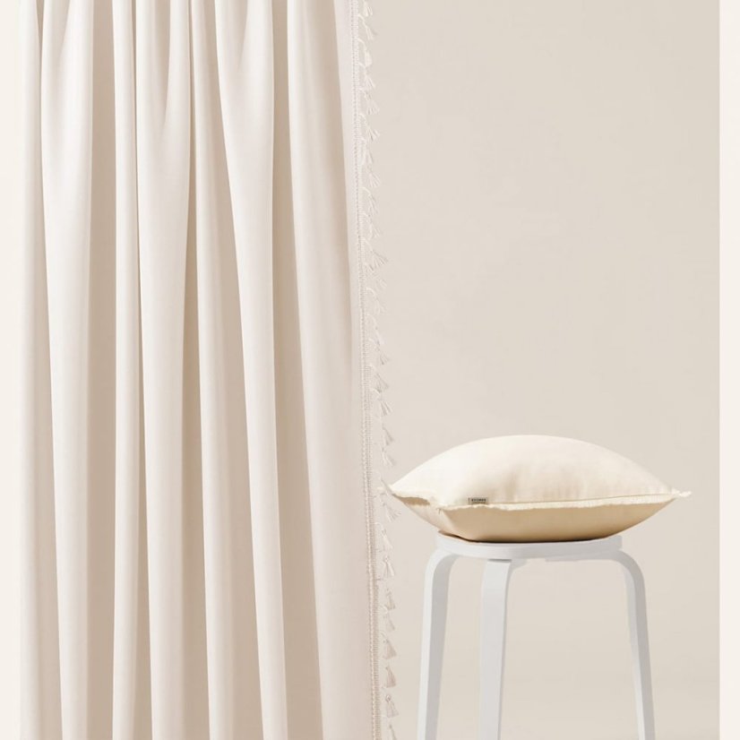 Svetlokrémový záves Lara na strieborné kruhy so strapcami 140 x 250 cm