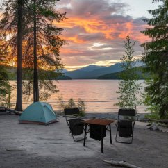 Skladací turistický stolík s chladiacou taškou