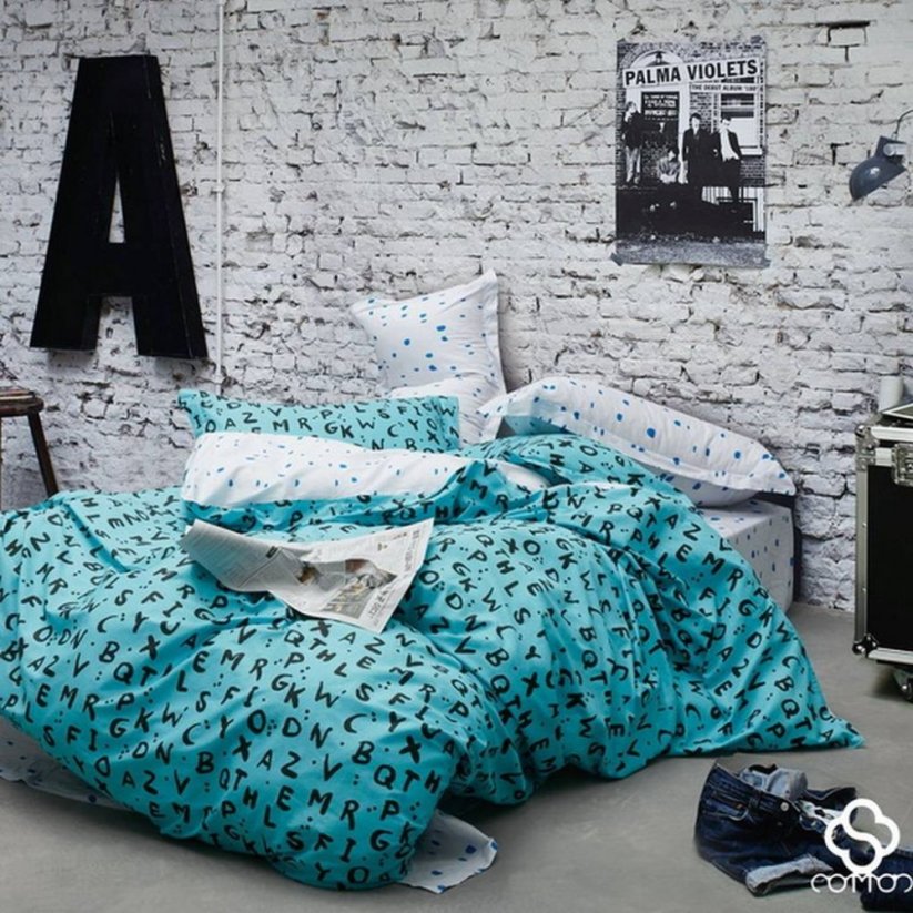 Lenjerie de pat frumoasă și confortabilă din bumbac, albă și albastră, combinată cu un model de scrisori