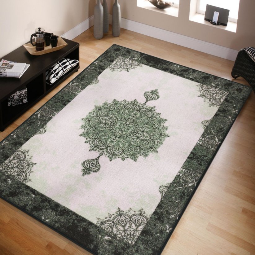 Grüner Teppich im orientalischen Stil