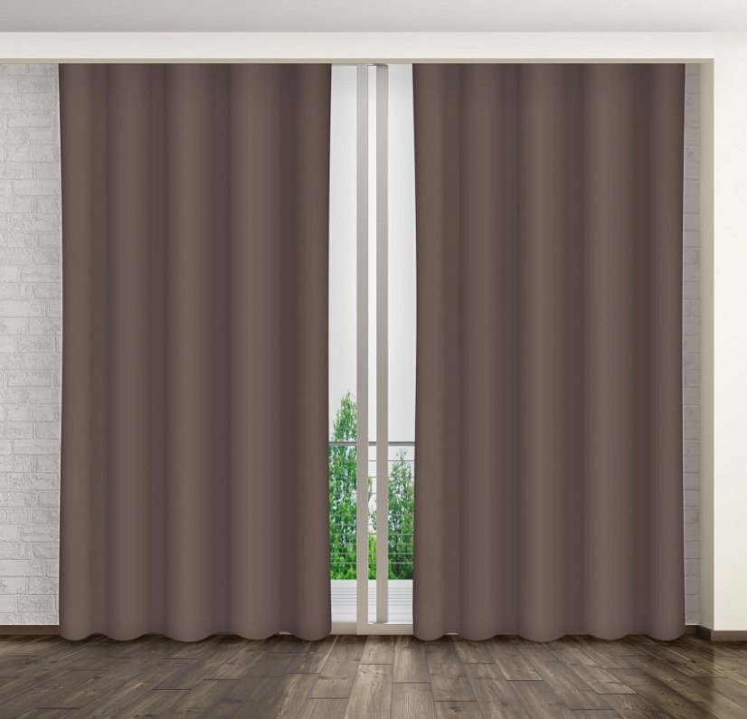 Draperie maro de o singură culoare, cu agățare pe inele