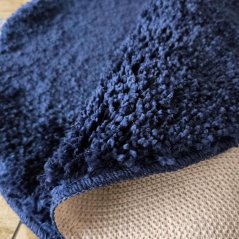 Okrugli čupavi tepih s visokim florom tamnoplave boje