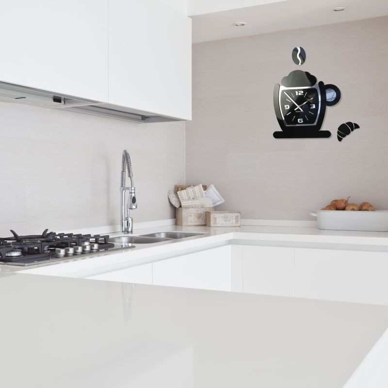Moderne becherförmige Küchenwanduhr in Schwarz