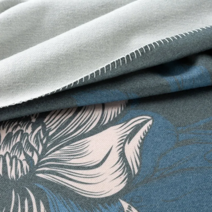 Luxusná akrylová deka s výrazným motívom kvetov - modrá