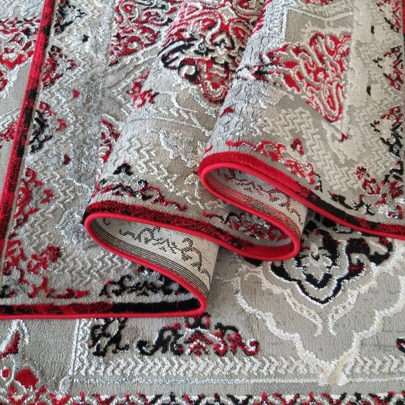Елегантен червен килим във винтидж стил