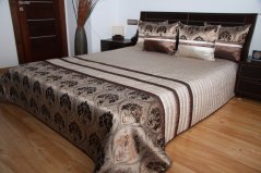 Luksuzno posteljno pregrinjalo z odtenki rjave barve in motivom