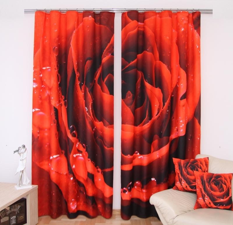 Červený závěs na okno s motivem růže