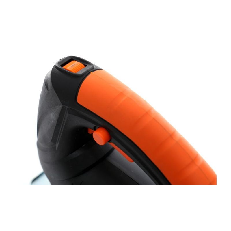 Priamočiara píla s výkonom 700W KD1675