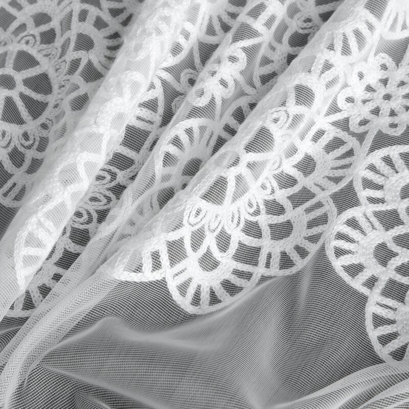 Bílá záclona s vyšívanými květy – jemná záclona na kroužky