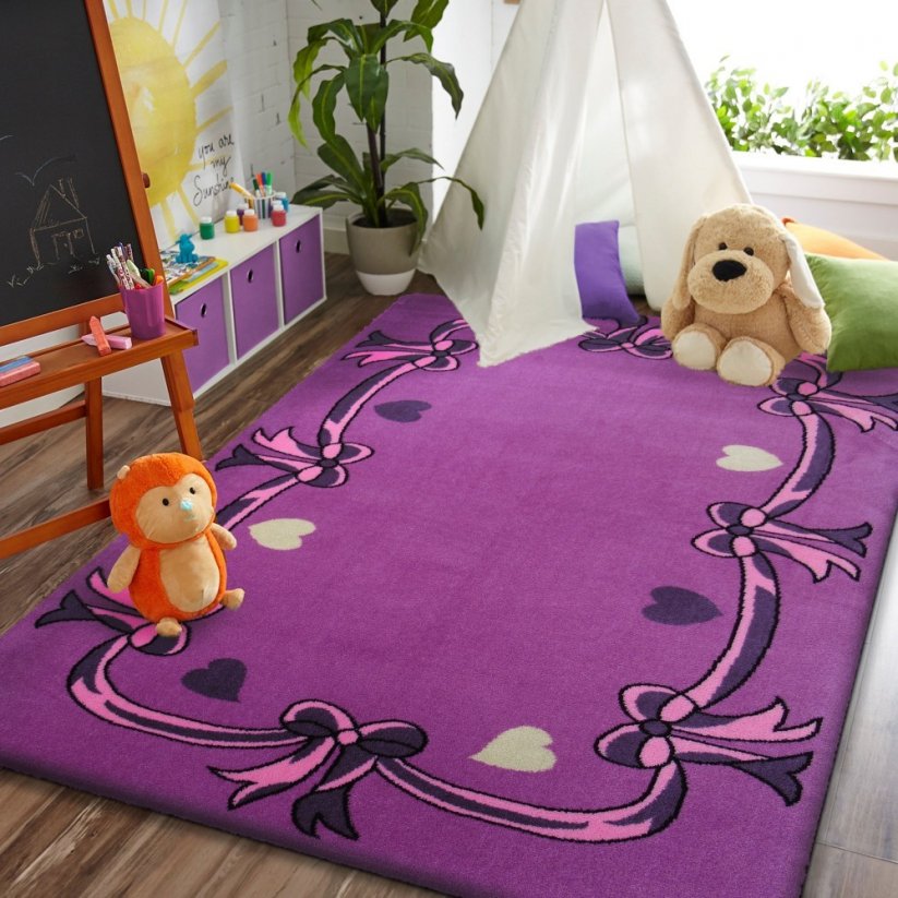 Krásny detský koberec fialovej farby s mašličkami