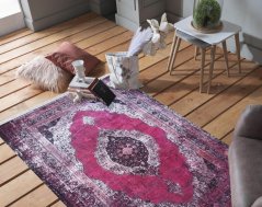 Розов ориенталски килим във винтидж стил