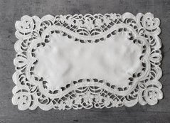 Față de masă elegantă cu broderie decorativă - alb
