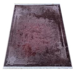 Temna preproga s finim orientalskim okvirjem in patino