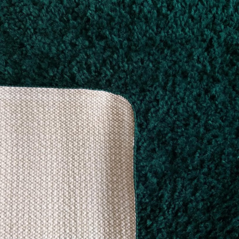 Moderný jednofarebný koberec shaggy tmavozelenej farby