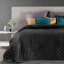 Elegantní černý přehoz na postel s jemným vzorováním