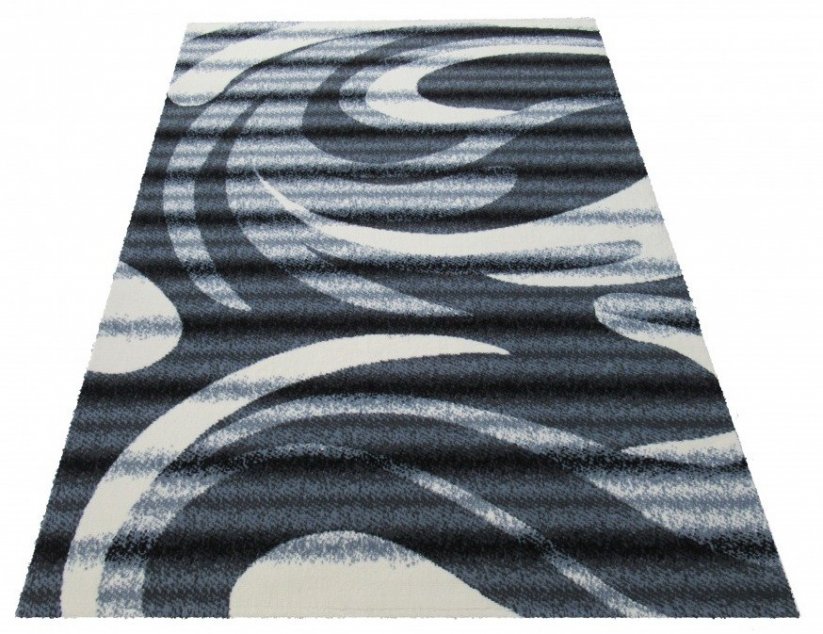 Pruhovaný sivý koberec do predsiene