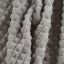 Hrejivá hrubá deka z mikrovlákna v sivej farbe so vzorom